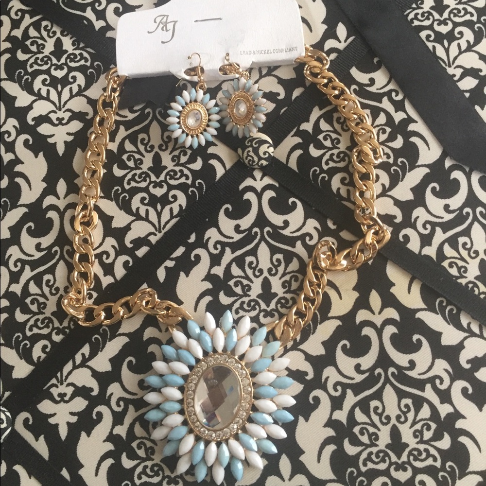 Blue & White Bold Statement Necklace Set! 💅🏽 FIRM